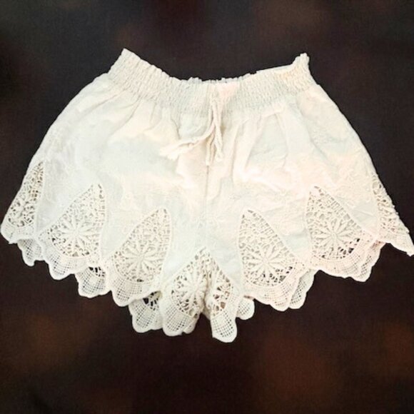 Mudd Pants - NWT Mudd Women's Eyelet Embroidered Shorts